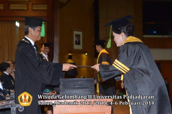 wisuda-unpad-gel-ii-ta-2013_2014-fakultas-kedokteran-oleh-dekan-058