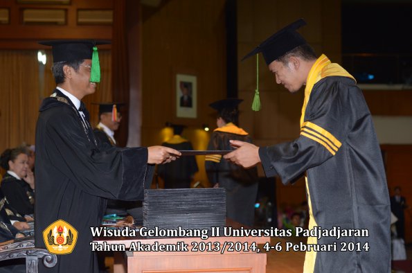 wisuda-unpad-gel-ii-ta-2013_2014-fakultas-kedokteran-oleh-dekan-059