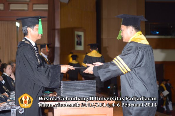 wisuda-unpad-gel-ii-ta-2013_2014-fakultas-kedokteran-oleh-dekan-060