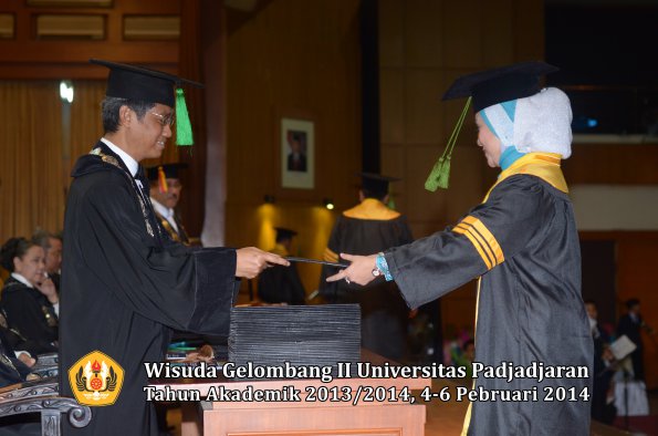 wisuda-unpad-gel-ii-ta-2013_2014-fakultas-kedokteran-oleh-dekan-061