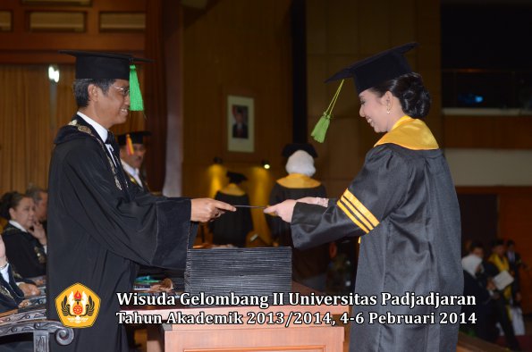 wisuda-unpad-gel-ii-ta-2013_2014-fakultas-kedokteran-oleh-dekan-062