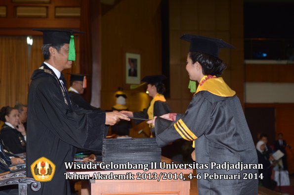 wisuda-unpad-gel-ii-ta-2013_2014-fakultas-kedokteran-oleh-dekan-063