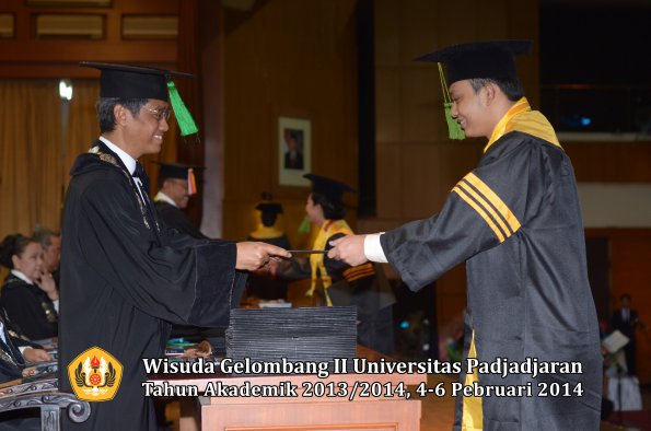 wisuda-unpad-gel-ii-ta-2013_2014-fakultas-kedokteran-oleh-dekan-064