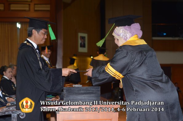 wisuda-unpad-gel-ii-ta-2013_2014-fakultas-kedokteran-oleh-dekan-065