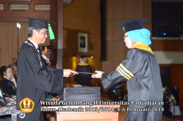 wisuda-unpad-gel-ii-ta-2013_2014-fakultas-kedokteran-oleh-dekan-066