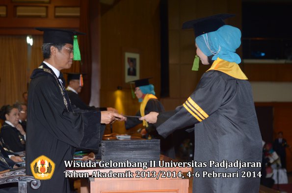 wisuda-unpad-gel-ii-ta-2013_2014-fakultas-kedokteran-oleh-dekan-067