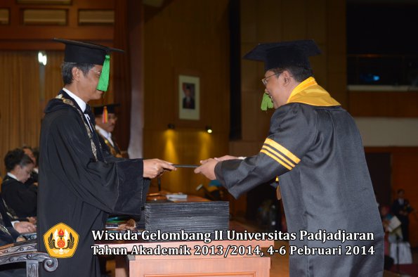 wisuda-unpad-gel-ii-ta-2013_2014-fakultas-kedokteran-oleh-dekan-068