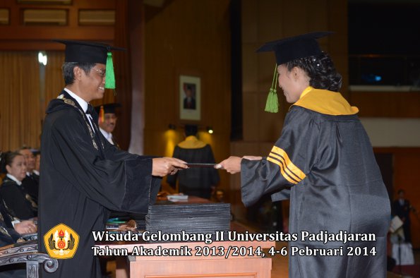 wisuda-unpad-gel-ii-ta-2013_2014-fakultas-kedokteran-oleh-dekan-069