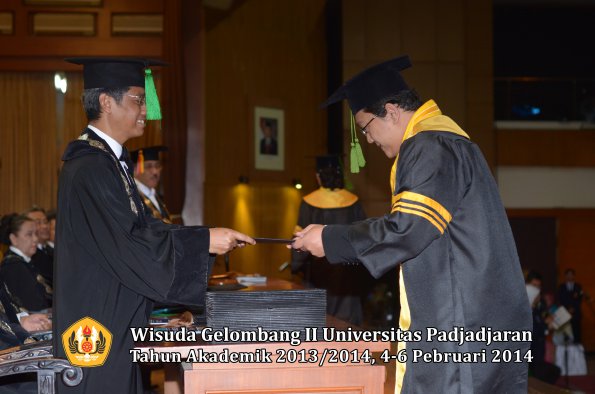 wisuda-unpad-gel-ii-ta-2013_2014-fakultas-kedokteran-oleh-dekan-070