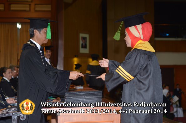 wisuda-unpad-gel-ii-ta-2013_2014-fakultas-kedokteran-oleh-dekan-071