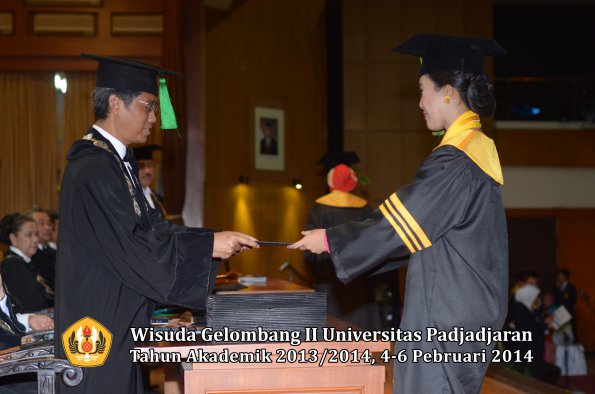 wisuda-unpad-gel-ii-ta-2013_2014-fakultas-kedokteran-oleh-dekan-072