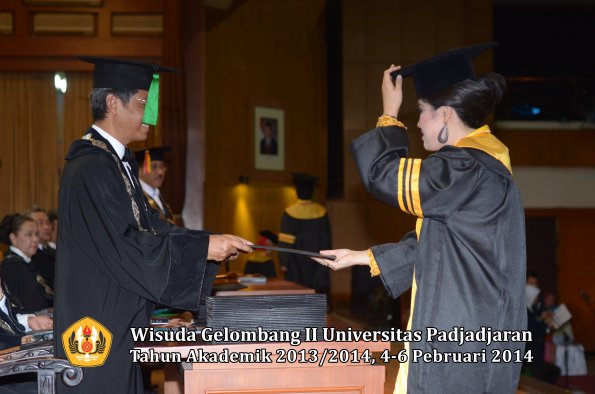 wisuda-unpad-gel-ii-ta-2013_2014-fakultas-kedokteran-oleh-dekan-073