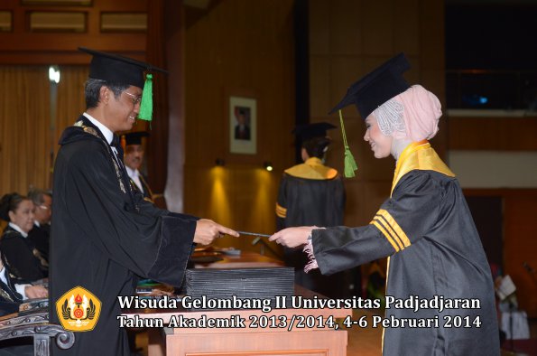 wisuda-unpad-gel-ii-ta-2013_2014-fakultas-kedokteran-oleh-dekan-074