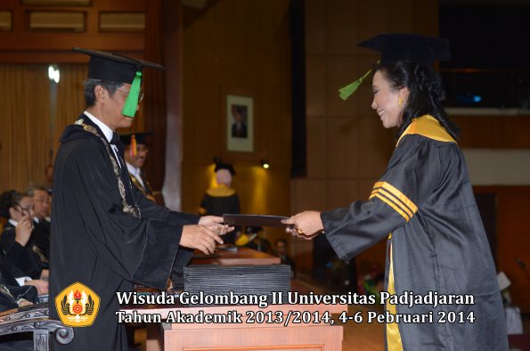 wisuda-unpad-gel-ii-ta-2013_2014-fakultas-kedokteran-oleh-dekan-075