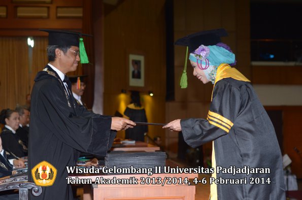 wisuda-unpad-gel-ii-ta-2013_2014-fakultas-kedokteran-oleh-dekan-076