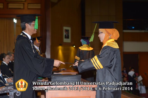 wisuda-unpad-gel-ii-ta-2013_2014-fakultas-kedokteran-oleh-dekan-077