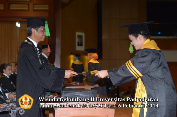 wisuda-unpad-gel-ii-ta-2013_2014-fakultas-kedokteran-oleh-dekan-078