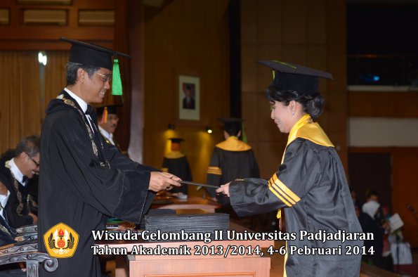 wisuda-unpad-gel-ii-ta-2013_2014-fakultas-kedokteran-oleh-dekan-079