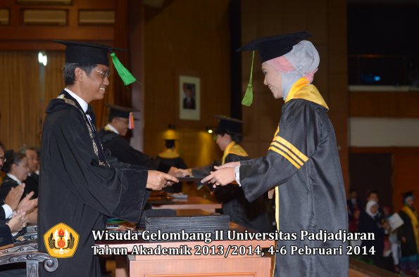 wisuda-unpad-gel-ii-ta-2013_2014-fakultas-kedokteran-oleh-dekan-080