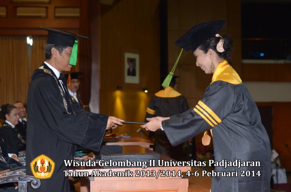 wisuda-unpad-gel-ii-ta-2013_2014-fakultas-kedokteran-oleh-dekan-085