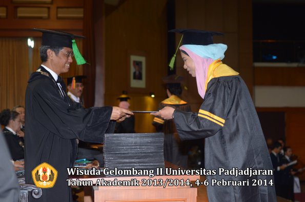 wisuda-unpad-gel-ii-ta-2013_2014-fakultas-kedokteran-oleh-dekan-101