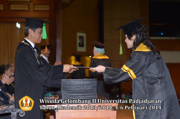 wisuda-unpad-gel-ii-ta-2013_2014-fakultas-kedokteran-oleh-dekan-102