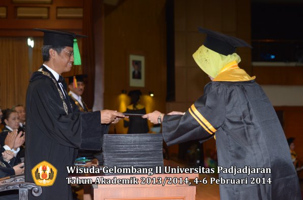 wisuda-unpad-gel-ii-ta-2013_2014-fakultas-kedokteran-oleh-dekan-103