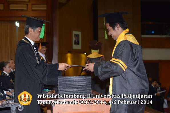 wisuda-unpad-gel-ii-ta-2013_2014-fakultas-kedokteran-oleh-dekan-104