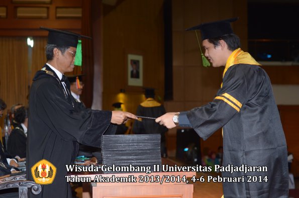 wisuda-unpad-gel-ii-ta-2013_2014-fakultas-kedokteran-oleh-dekan-105