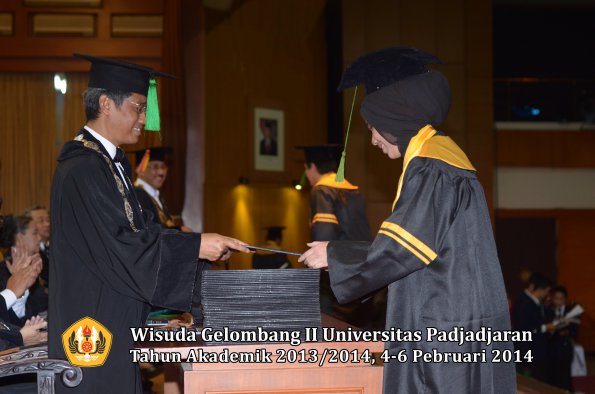 wisuda-unpad-gel-ii-ta-2013_2014-fakultas-kedokteran-oleh-dekan-106