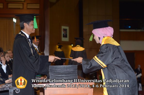 wisuda-unpad-gel-ii-ta-2013_2014-fakultas-kedokteran-oleh-dekan-107