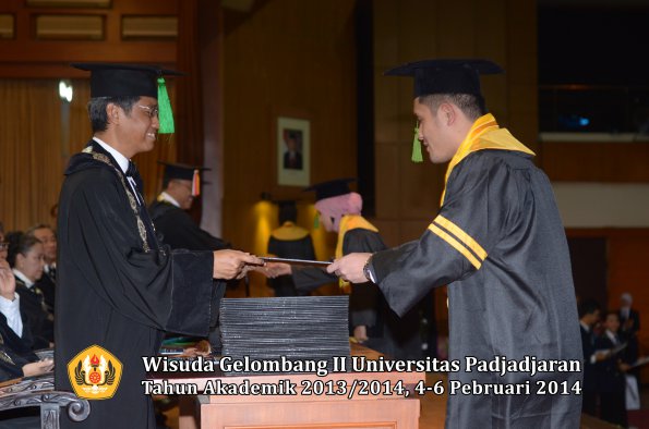 wisuda-unpad-gel-ii-ta-2013_2014-fakultas-kedokteran-oleh-dekan-108