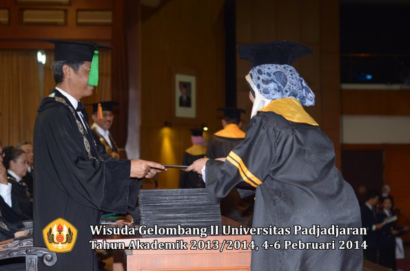 wisuda-unpad-gel-ii-ta-2013_2014-fakultas-kedokteran-oleh-dekan-109