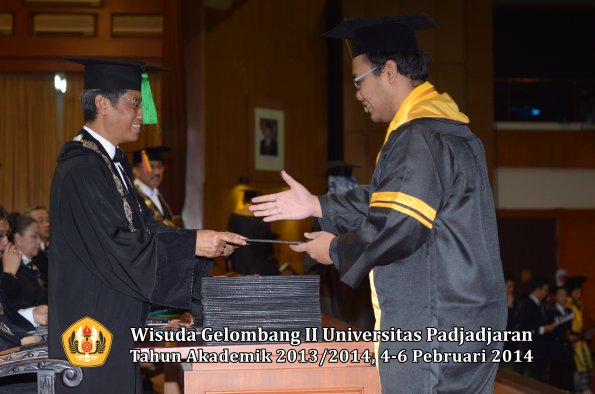 wisuda-unpad-gel-ii-ta-2013_2014-fakultas-kedokteran-oleh-dekan-110