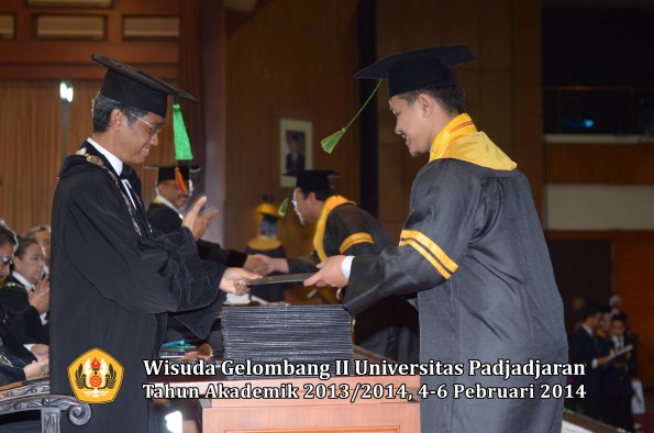 wisuda-unpad-gel-ii-ta-2013_2014-fakultas-kedokteran-oleh-dekan-111