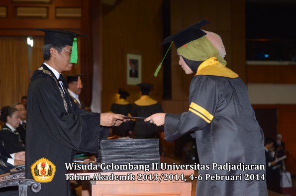 wisuda-unpad-gel-ii-ta-2013_2014-fakultas-kedokteran-oleh-dekan-112