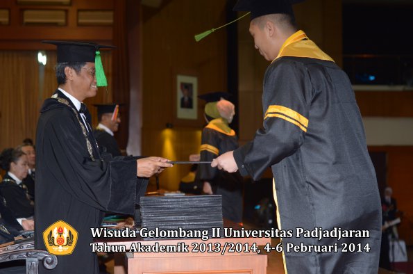 wisuda-unpad-gel-ii-ta-2013_2014-fakultas-kedokteran-oleh-dekan-113