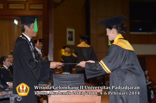 wisuda-unpad-gel-ii-ta-2013_2014-fakultas-kedokteran-oleh-dekan-114