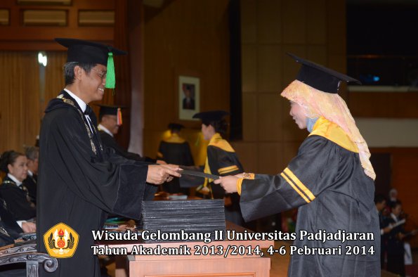 wisuda-unpad-gel-ii-ta-2013_2014-fakultas-kedokteran-oleh-dekan-115