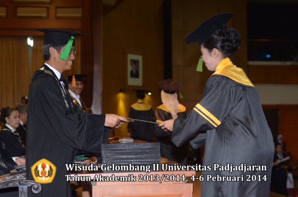 wisuda-unpad-gel-ii-ta-2013_2014-fakultas-kedokteran-oleh-dekan-116