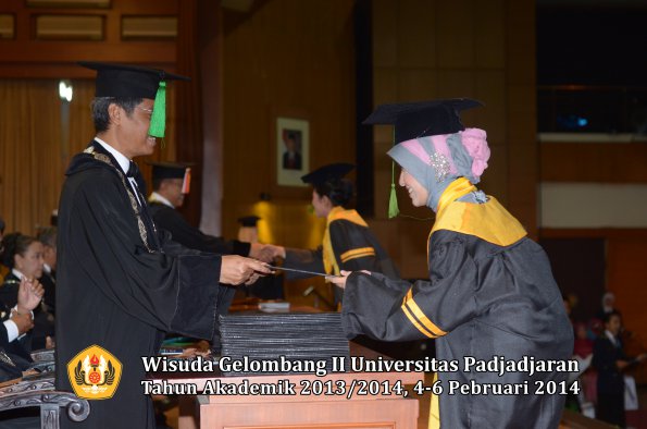 wisuda-unpad-gel-ii-ta-2013_2014-fakultas-kedokteran-oleh-dekan-117