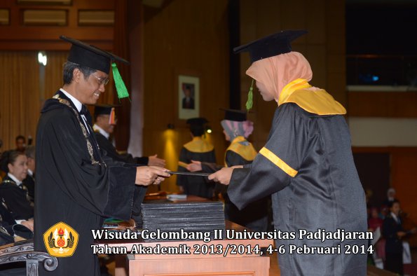 wisuda-unpad-gel-ii-ta-2013_2014-fakultas-kedokteran-oleh-dekan-118