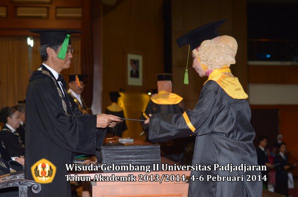 wisuda-unpad-gel-ii-ta-2013_2014-fakultas-kedokteran-oleh-dekan-119