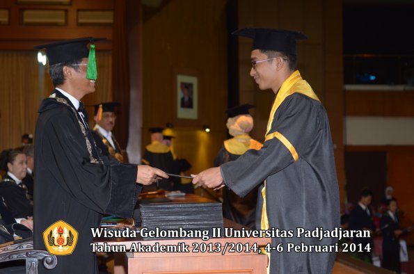 wisuda-unpad-gel-ii-ta-2013_2014-fakultas-kedokteran-oleh-dekan-120