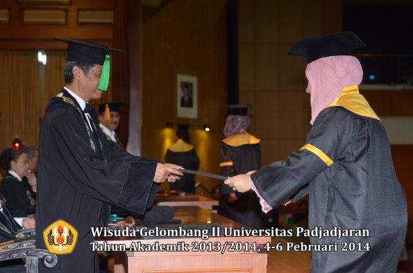 wisuda-unpad-gel-ii-ta-2013_2014-fakultas-kedokteran-oleh-dekan-141