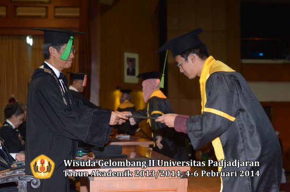 wisuda-unpad-gel-ii-ta-2013_2014-fakultas-kedokteran-oleh-dekan-142