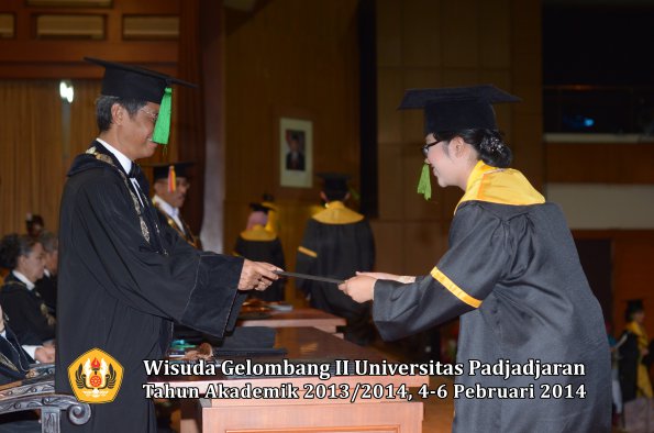 wisuda-unpad-gel-ii-ta-2013_2014-fakultas-kedokteran-oleh-dekan-143