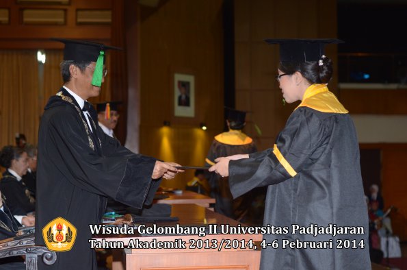 wisuda-unpad-gel-ii-ta-2013_2014-fakultas-kedokteran-oleh-dekan-144