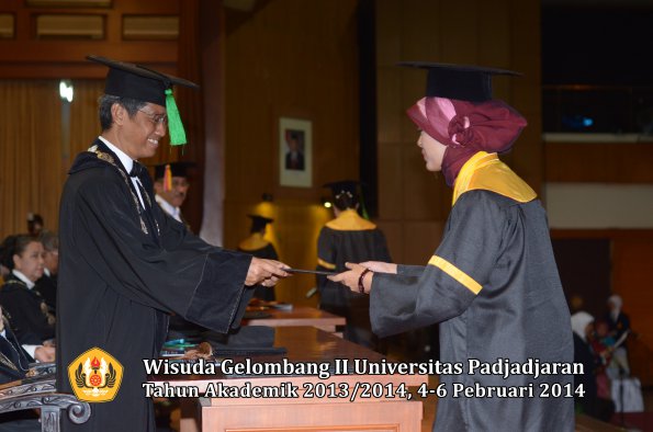 wisuda-unpad-gel-ii-ta-2013_2014-fakultas-kedokteran-oleh-dekan-145