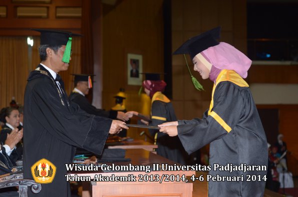 wisuda-unpad-gel-ii-ta-2013_2014-fakultas-kedokteran-oleh-dekan-146